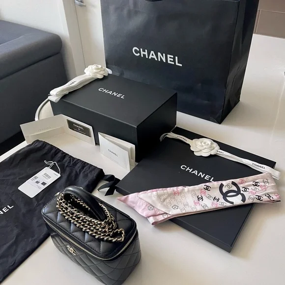 Chanel Lambskin Quilted Small Top Handle Vanity Case With Chain Black - Picture 2 of 3